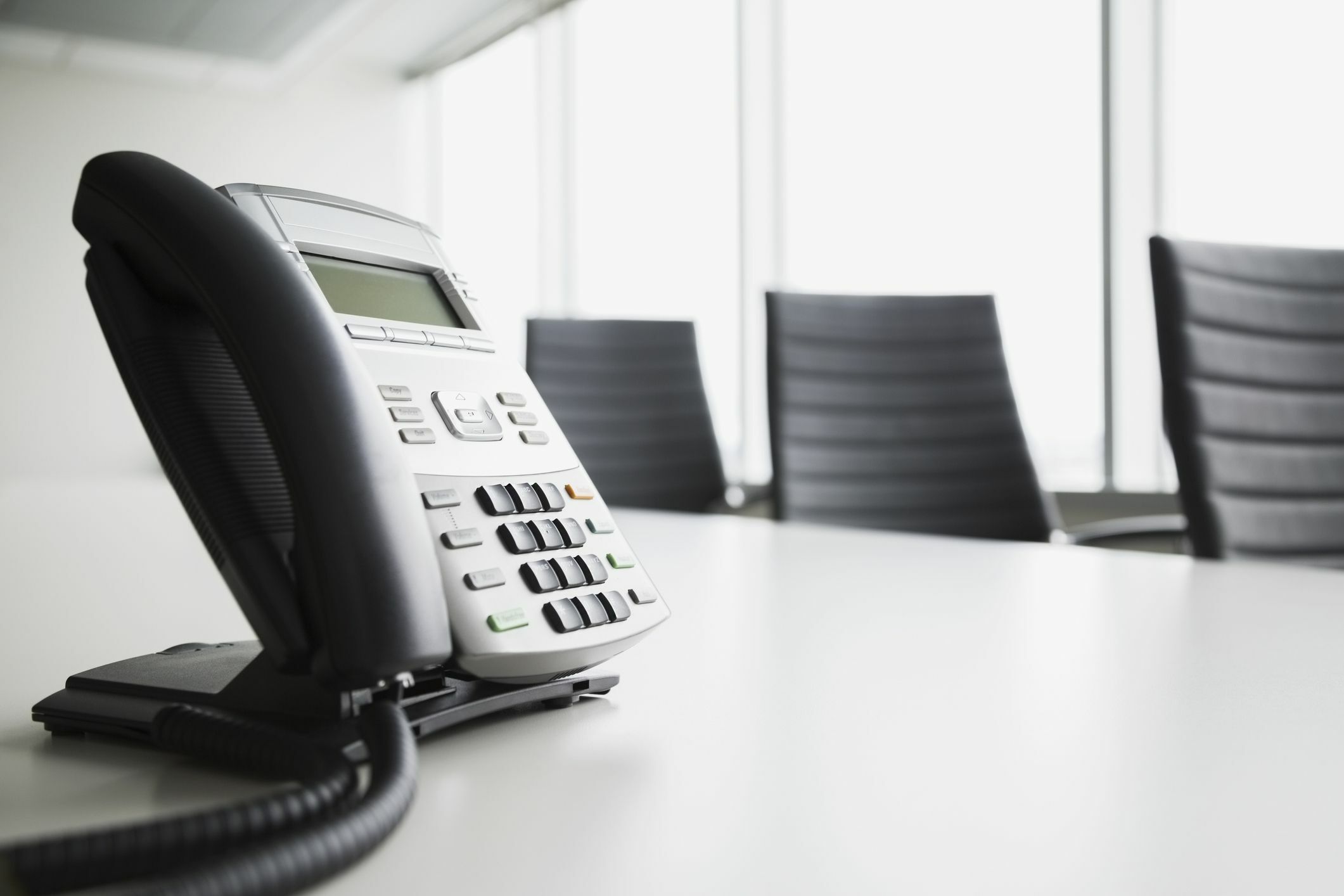 Telefon auf Konferenztisch